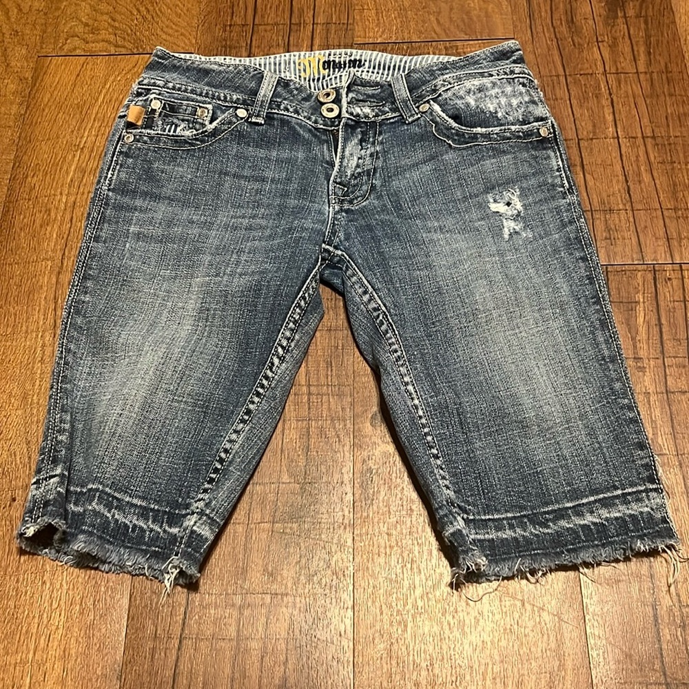 Miss Me Jean Capri’s distressed - size 26